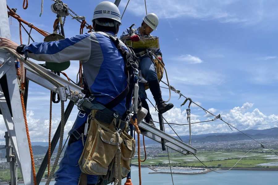 九州全域の電力を守る送配電線工事を行っております