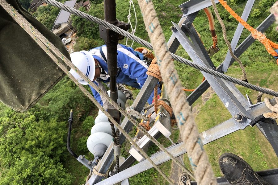 九州全域の電力を守る送配電線工事を行っております